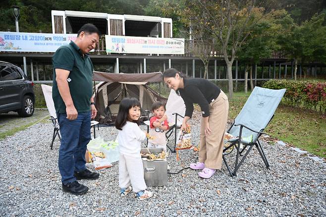 요리대회 참가 가족이 어묵꼬치를 활용한 요리를 만들고 있다.(사진=정철희 기자)