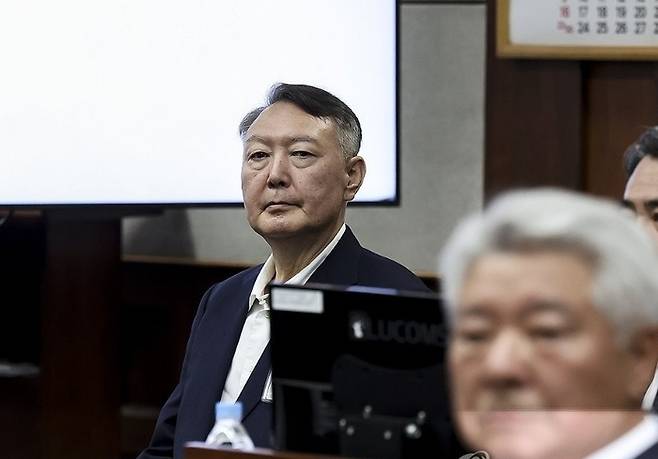 특수공무집행방해, 직권남용 권리행사방해 등의 혐의를 받는 윤석열 전 대통령이 지난 9월26일 서울 서초구 서울중앙지법에서 열린 1차 공판에 출석했다. 연합뉴스