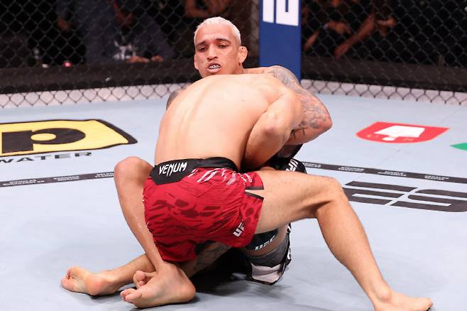 찰스 올리베이라가 마테우슈 감롯에게 길로틴 초크를 걸고 있다. 사진=UFC