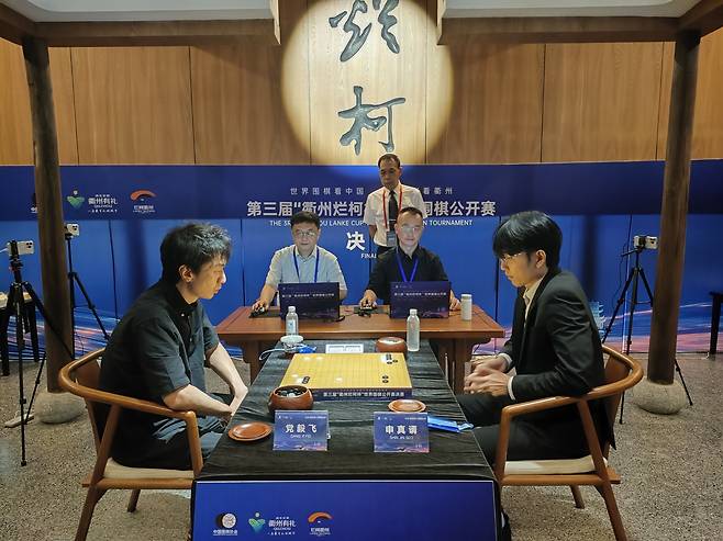 신진서 9단(오른쪽)이 란커배 결승 1국서 당이페이에 패했다.(한국기원 제공)