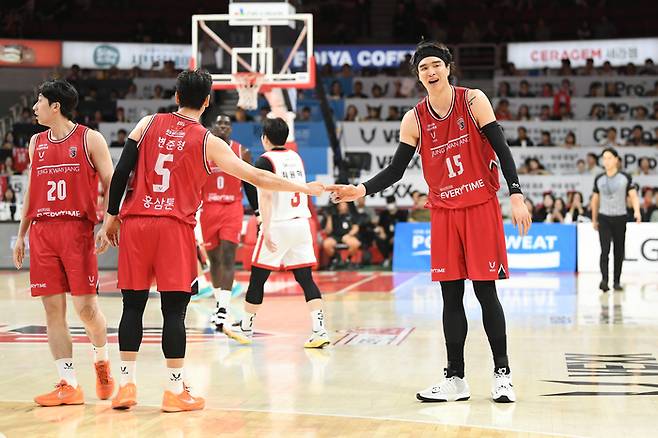 안양 정관장 김종규(오른쪽)가 11일 안양 정관장 아레나에서 열린 2025~2026 LG전자 프로농구 정규리그 서울 SK와 경기에서 변준형과 하이파이브 하고 있다. 사진 | KBL