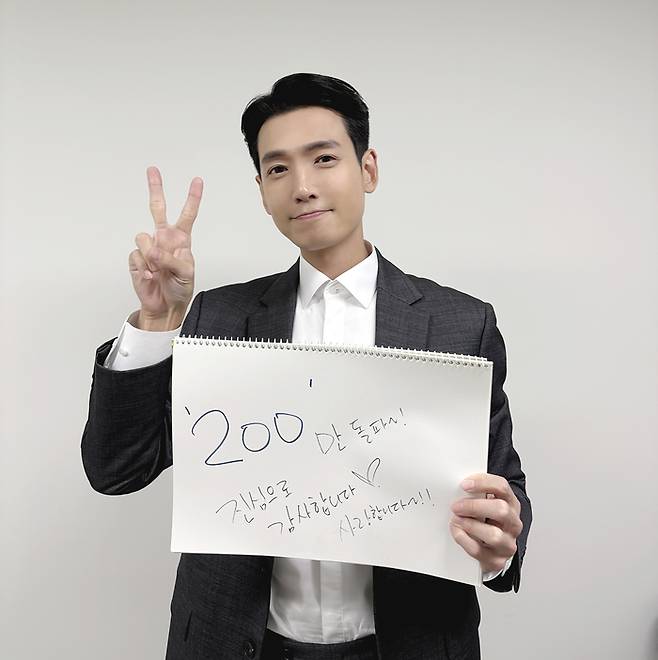 200만 관객 돌파를 축하하는 영화 ‘보스’의 정경호.