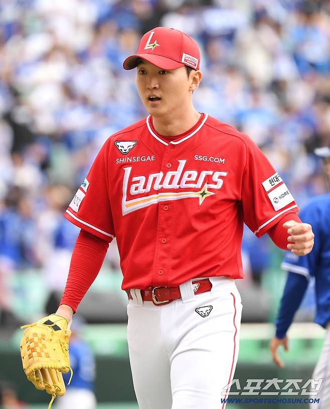 11일 인천 SSG랜더스필드에서 열린 삼성과 SSG의 준PO 2차전. SSG 선발투수로 등판한 김건우가 1회를 삼진 3개로 막은 후 내려오고 있다. 인천=정재근 기자 cjg@sportschosun.com/2025.10.11/
