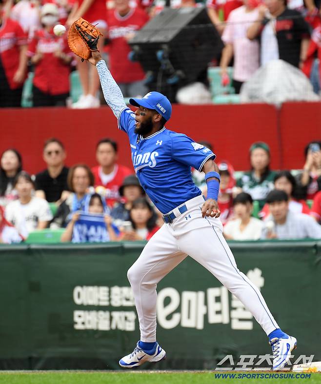 11일 인천SSG랜더스필드에서 열린 SSG와 삼성의 준PO 2차전. 3회말 SSG 조형우 내야 땅볼 타구 때 삼성 1루수 디아즈가 유격수 이재현의 송구를 포구에 실패하고 있다. 인천=박재만 기자 pjm@sportschosun.com/2025.10.11/