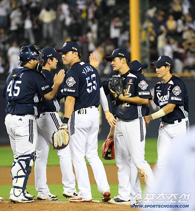 30일 잠실구장에서 열린 LG 트윈스와 두산 베어스의 경기. 승리한 두산 선수들이 기뻐하고 있다. 잠실=박재만 기자 pjm@sportschosun.com/2025.09.30/