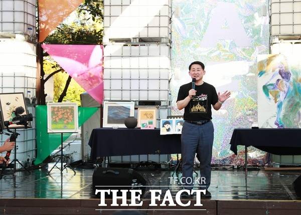 대전 서구 샘머리공원과 보라매공원 일대에서 열린 2025 대전 서구 아트페스티벌에서 서철모 서구청장이 프린지무대에서 인사말을 하고 있다. /대전 서구