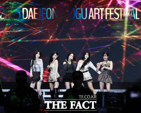 2025 대전 서구 아트페스티벌 개막식에서 프로미스나인의 공연이 진행되고 있는 모습. /대전 서구