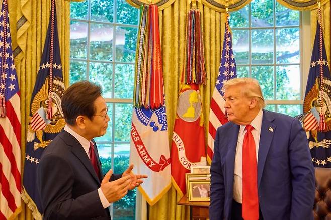 이재명 대통령이 지난 8월 25일(현지시간) 미국 워싱턴DC 백악관 오벌오피스에서 열린 한미정상회담 뒤 도널드 트럼프 미국 대통령과 대화하고 있다. ⓒ연합뉴스