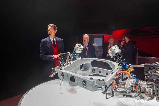 (왼쪽부터)존 엘칸 페라리 회장과 페라리 임원진들.