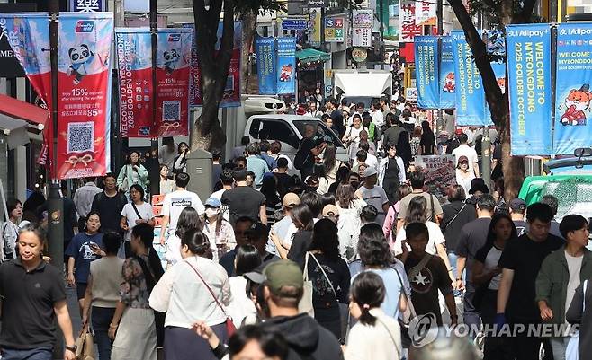 추석 연휴 앞두고 외국인 관광객으로 붐비는 명동. 연합뉴스
