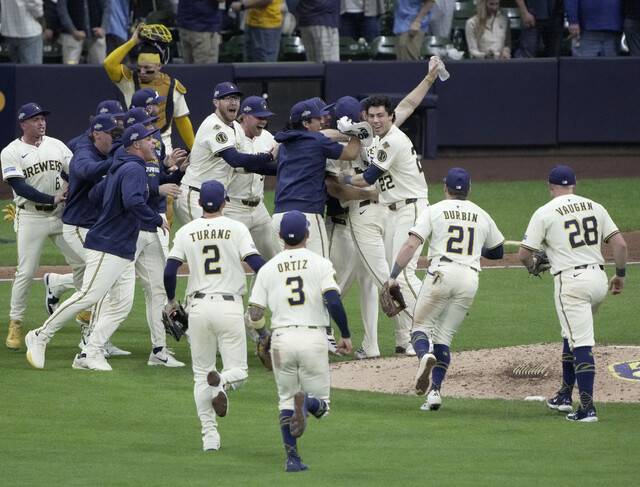 밀워키 브루어스 선수들이 12일(한국시각) 열린 내셔널리그 디비전시리즈에서 시카고 컵스를 3-1로 꺾은 뒤 기뻐하고 있다. 밀워키/이매진이미지스 연합뉴스
