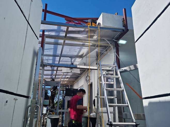 2022년 6월∼8월 진행된 서울 용산구 한남동 대통령실 관저 경호초소 공사에서 노동자들이 안전모를 쓰지 않은 채 작업하고 있다. 윤건영 더불어민주당 의원실 제공