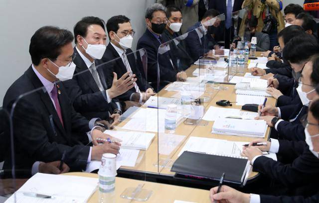 윤석열 대통령 당선인이 2022년 3월 25일 오후 서울 종로구 통의동 대통령직인수위원회에서 열린 경제2분과 국토교통부 업무보고 현장을 찾아 인사말을 하고 있다. 인수위사진기자단