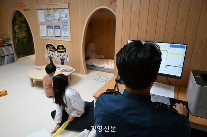 지난 10일 서울 마포경찰서 3층에 마련된 ‘육아N오피스’에서 이원주 정보관(경위)이 딸 주아양(8), 아들 정원군(4)과 함께 오피스를 사용하고 있다. 강한들 기자