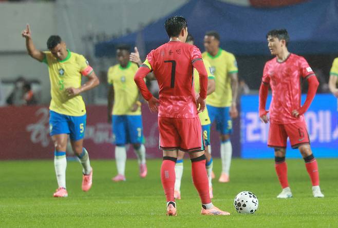 역대 최다 A매치 출전 손흥민 ‘아쉬움 한가득’ 손흥민을 비롯한 축구대표팀 선수들이 지난 10일 브라질과의 평가전에서 0-5로 완패한 뒤 아쉬워하고 있다. 연합뉴스