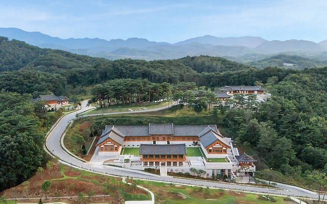 영월 산속에 위치한 더한옥헤리티지 전경.