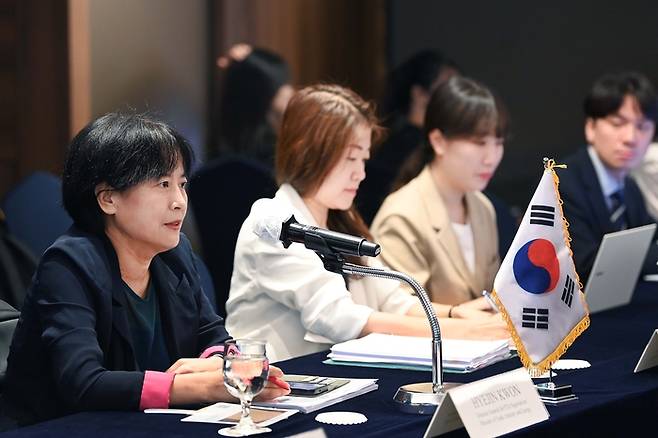 (서울=뉴스1) = 권혜진 산업통상자원부 자유무역협정교섭관이 7일 서울 중구 롯데호텔에서 아담 펜 영국 기업통상부 부국장을 비롯한 양국 정부대표단이 참석한 가운데 열린 ‘한-영국 자유무역협정(FTA)5차 개선협상’에 참석해 인사말을 하고 있다. (산업통상자원부 제공. 재판매 및 DB 금지) 2025.7.7/뉴스1