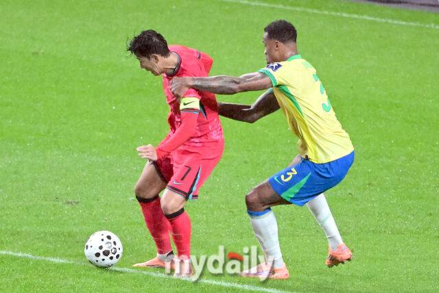 손흥민과 마갈량이스/마이데일리 DB