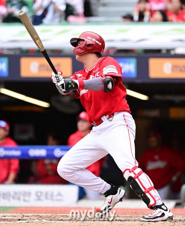 2025년 10월 11일 오후 인천 SSG랜더스필드에서 열린 '2025 신한 SOL Bank KBO 포스트시즌' 삼성 라이온즈와 SSG 랜더스의 준플레이오프 2차전 경기. SSG 고명준이 2회말 1사 후 솔로 홈런을 치고 있다./마이데일리