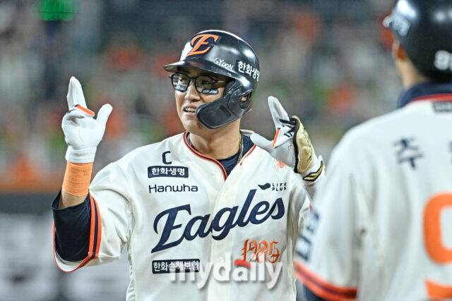 29일 대전 한화생명 볼파크 야구장에서 열린 '2025 신한 SOL BANK KBO리그' LG 트윈스와 한화 이글스 경기. 한화 채은성이 6회말 무사 1-2루에 1타점 적시타를 친 후 기뻐하고 있다./마이데일리