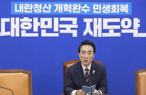 기자간담회에서 발언하는 박수현 수석대변인 기자간담회에서 발언하는 박수현 수석대변인 (서울=연합뉴스) 황광모 기자 = 더불어민주당 박수현 수석대변인이 2025년 국정감사를 하루 앞둔 12일 서울 여의도 국회에서 열린 기자간담회에 참석해 발언하고 있다. 2025.10.12 hkmpooh@yna.co.kr (끝) <저작권자(c) 연합뉴스, 무단 전재-재배포, AI 학습 및 활용 금지>