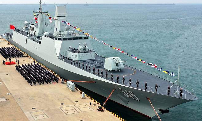 중국 해군 052B급 호위함이 기지에 정박해 있다. 게티이미지