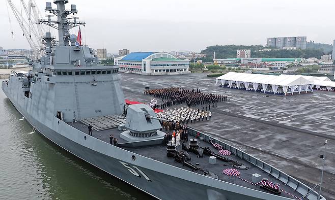 북한이 새로 건조한 구축함 최현함이 항구에 정박해 있다. 조선중앙통신·연합뉴스