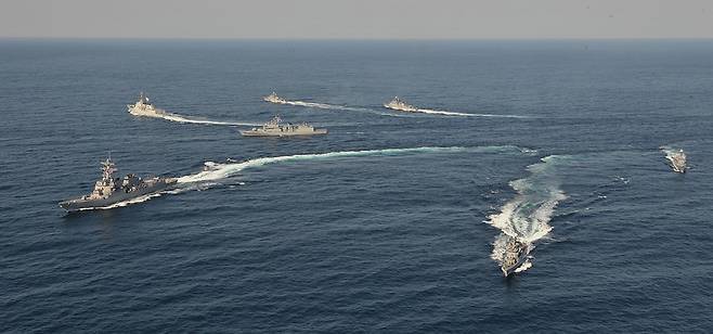 한·미 해군 함정들이 함께 기동훈련을 실시하고 있다. 세계일보 자료사진