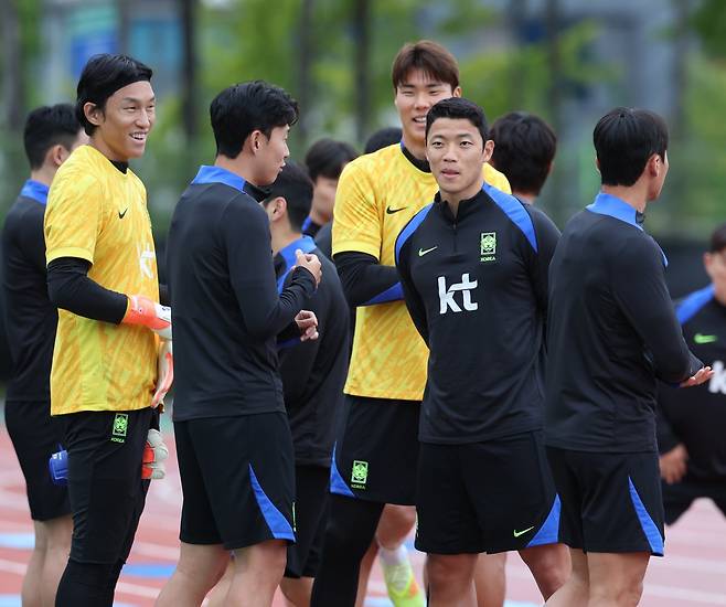 축구대표팀 공격수 황희찬(오른쪽 두 번째)이 12일 고양종합운동장 보조경기장에서 열린 대표팀 훈련에서 동료들과 이야기하고 있다. 고양|뉴시스