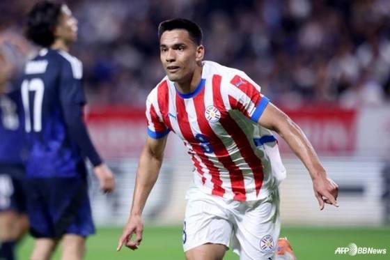 디에고 고메스가 10일 오후 7시 20분 일본 수이타의 파나소닉 스타디움에서 열린 친선경기에서 일본에 파라과이의 두 번째 골을 기록한 뒤 세리머니하고 있다. /AFPBBNews=뉴스1