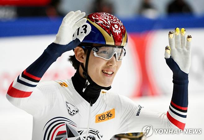 쇼트트랙 월드투어 1차대회 남자 1,500m 금메달을 따고 환호하는 임종언 Graham Hughes/The Canadian Press via AP=연합뉴스)