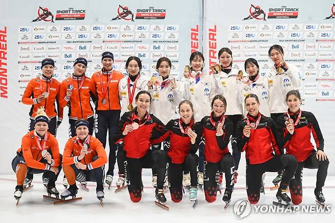 쇼트트랙 월드투어 1차대회 여자 계주에서 우승한 한국 여자 대표팀 (Graham Hughes/The Canadian Press via AP=연합뉴스)