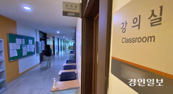 신입생 충원에 어려움을 겪는 인천지역 일부 대학들이 외국인 유학생 유치에 적극 나서고 있지만 비자 발급 문제에 가로막혀 고심하고 있다. 사진은 인천지역 대학 내 강의실의 모습. /경인일보DB