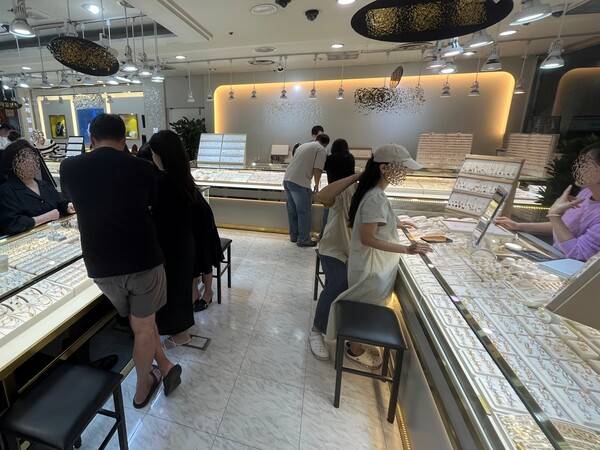 12일 광주광역시 동구 충장로 금은방거리의 한 귀금속 도매상가가 손님들로 붐비고 있다. 윤준명 기자