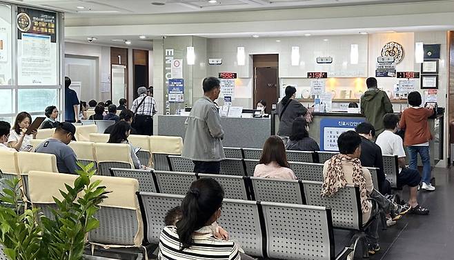 최근 광주 지역 감기 및 코로나19 환자가 증가 추세를 보이고 있다. 최장 10일의 추석 황금연휴 뒤 첫 평일인 13일 오전 북구 한 이비인후과가 진료를 받기 위해 온 환자들로 북적이고 있다./윤찬웅 수습기자