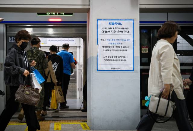 청도 무궁화호 열차 사상사고 여파로 열차 지연 운행이 속출하면서 시민 불편이 커지고 있다. 13일 동대구역 대경선 타는 곳에 지연 운행 안내문이 붙어 있다. 우태욱 기자 woo@imaeil.com