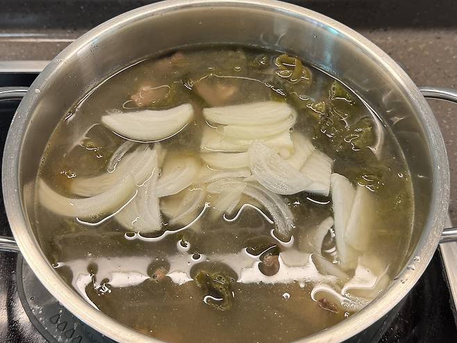 냄비에 국이 들어있는 모습