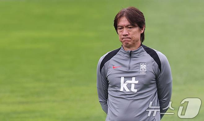 대한민국 남자 축구 국가대표팀 홍명보 감독이 파라과이와 A매치 평가전을 앞둔 12일 오후 경기도 고양시 일산서구 고양종합운동장 보조구장에서 생각에 잠겨 있다. 2025.10.12/뉴스1 ⓒ News1 박지혜 기자