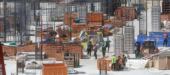 서울 시내 신축 아파트 시공 현장에서 건설노동자들이 작업을 하고 있다. 뉴스1 ⓒ News1 김진환 기자