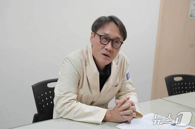 백기현 여의도 성모병원 내분비내과 교수(대한골대사학회 이사장)가 뉴스1과 골다공증 위험성에 대해 설명하고 있다.(대웅제약 제공)/뉴스1