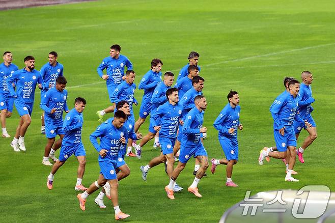 파라과이 남자 축구 국가대표팀 선수들이 13일 오후 경기도 고양시 일산서구 고양종합운동장에서 훈련을 하고 있다. 대한민국 축구대표팀은 오는 14일 오후 8시 서울월드컵경기장에서 파라과이와 평가전을 치른다. 2025.10.13/뉴스1 ⓒ News1 황기선 기자