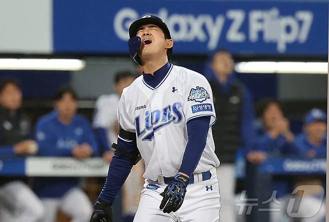 13일 오후 대구 삼성라이온즈파크에서 열린 프로야구 2025 신한 SOL뱅크 KBO 준플레이오프 3차전 SSG 랜더스와 삼성 라이온즈의 경기, 삼성 구자욱이 5회말 1사 2루 상황 SSG 이로운의 17구째 공을 헛스윙하며 삼진아웃된 뒤 아쉬워하고 있다.. 2025.10.13/뉴스1 ⓒ News1 김진환 기자