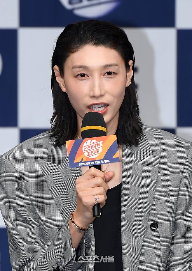 여자배구 레전드 김연경이 24일 서울 마포구 MBC 신사옥 골든마우스홀에서 열린 MBC 새 예능 ‘신인감독 김연경’ 제작발표회에서 취재진의 질문에 답을 하고 있다. 2025. 9. 24. 박진업 기자 upandup@sporttsseoul.com