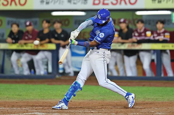 삼성 디아즈가 25일 대구삼성라이온즈파크에서 열린 2025 KBO리그 키움과 경기에서 5회말 좌측 적시 2루타를 때리고 있다. 이 타점으로 시즌 147타점이 됐고, 단일 시즌 최다 타점 신기록을 작성했다. 사진 | 삼성 라이온즈