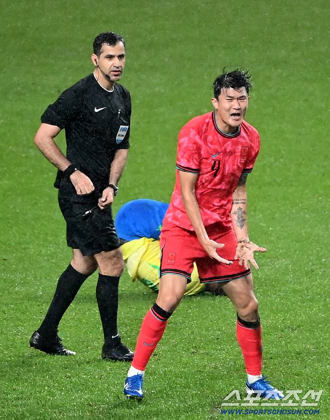 10일 서울월드컵경기장에서 열린 대한민국 축구대표팀과 브라질의 A매치 평가전, 김민재가 마테우스 쿠냐에 태클을 시도한 후 파울 선언에 격분하고 있다. 상암=허상욱 기자wook@sportschosun.com/2025.10.10/