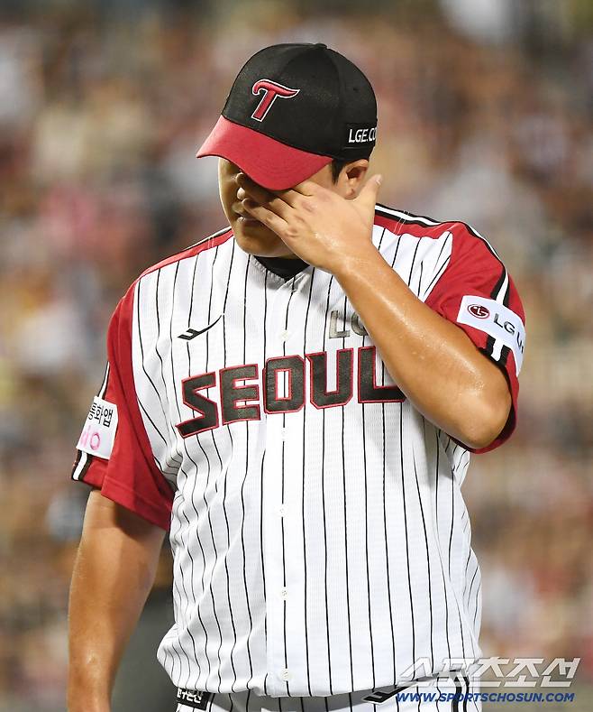 7일 서울 잠실구장에서 열린 SSG-LG전. 7회초 등판한 장현식이 1사 만루에서 교체되고 있다. 잠실=정재근 기자 cjg@sportschosun.com/2025.9.7/