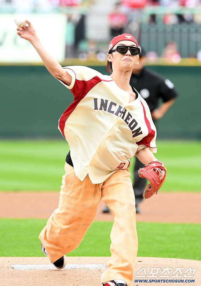 9일 인천SSG랜더스필드에서 열린 SSG와 삼성의 준PO 1차전. 최현욱이 시구를 하고 있다. 인천=박재만 기자 pjm@sportschosun.com/2025.10.09/