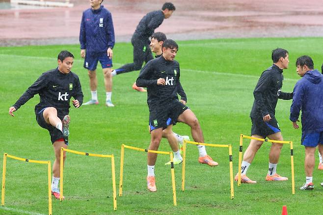훈련하는 옌스 카스트로프
(고양=연합뉴스) 서대연 기자 = 대한민국 축구 국가대표팀 옌스 카스트로프가 파라과이와의 평가전을 하루 앞둔 13일 경기도 고양시 고양종합운동장 보조구장에서 열린 공식훈련에 참여하고 있다. 2025.10.13