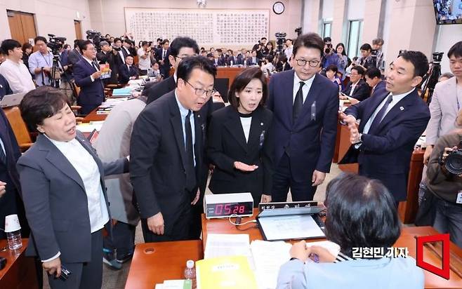 13일 국회에서 열린 법제사법위원회 국정감사에서 국민의힘 의원들이 추미애 위원장이 조희대 대법원장에 대한 질의를 시작하자 항의하고 있다. 2025.10.13 김현민 기자
