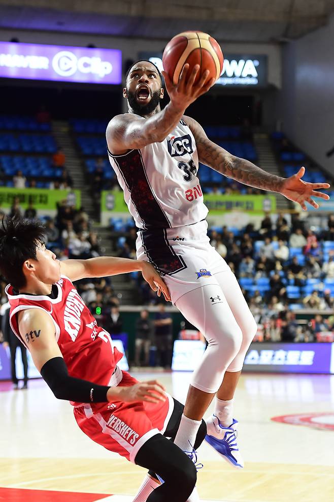 KCC의 숀 롱이 13일 열린 SK와의 프로농구 원정 경기에서 골밑 슛을 시도하고 있다. /KBL